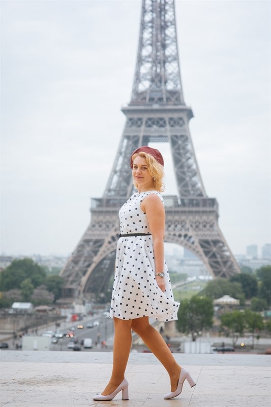 Ольга Товпеко на фоне Эйфелевой башни